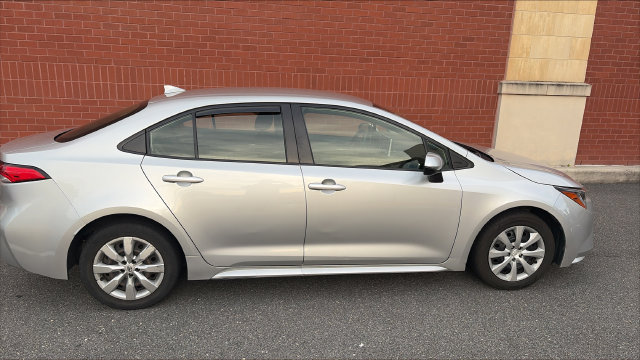 Used 2020 Toyota Corolla LE FWD image 1