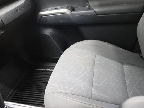 Used 2016 Toyota Tacoma TRD Off-Road image 15