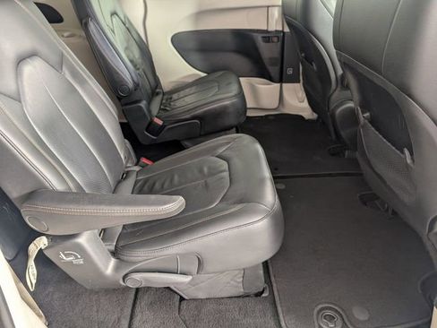 Used 2019 Chrysler Pacifica Touring-L FWD image 29