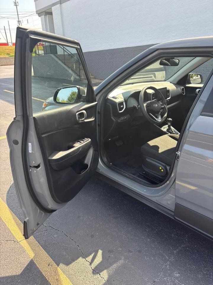Used 2023 Hyundai Venue SE w/ Cargo Package FWD image 9