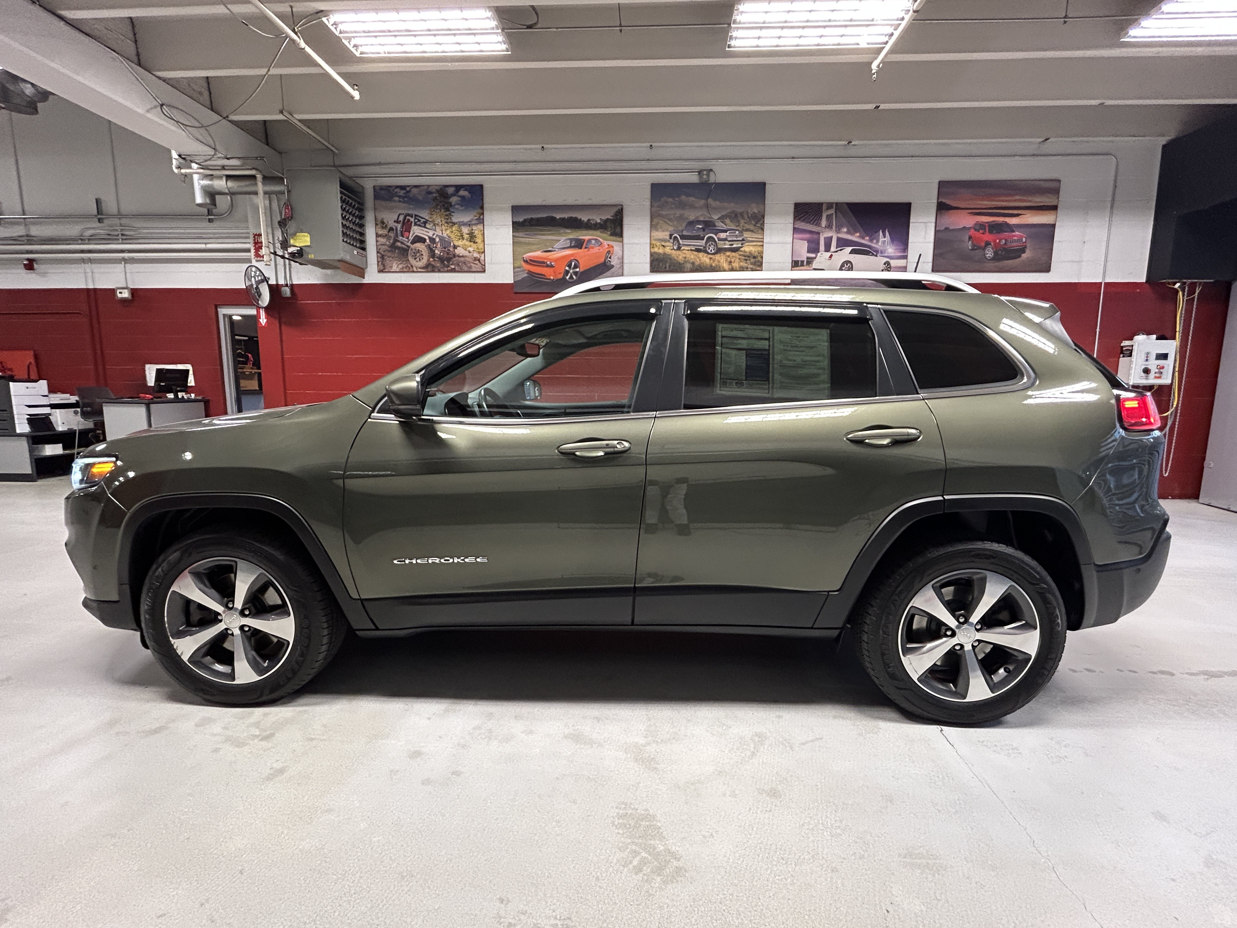 Used 2019 Jeep Cherokee Limited w/ Luxury Group AWD/4WD image 2