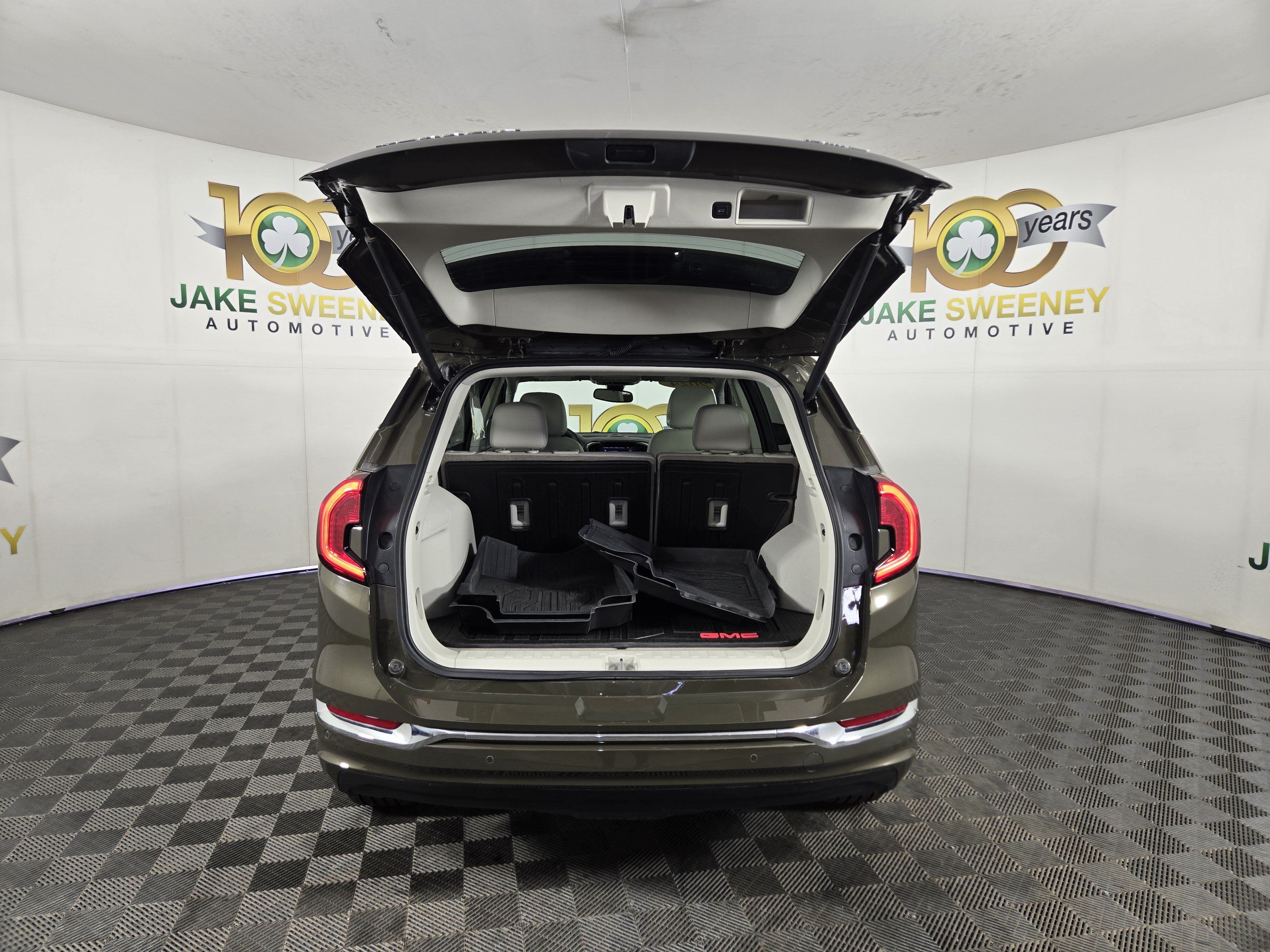 Used 2024 GMC Terrain Denali w/ Denali Premium Package AWD/4WD image 33