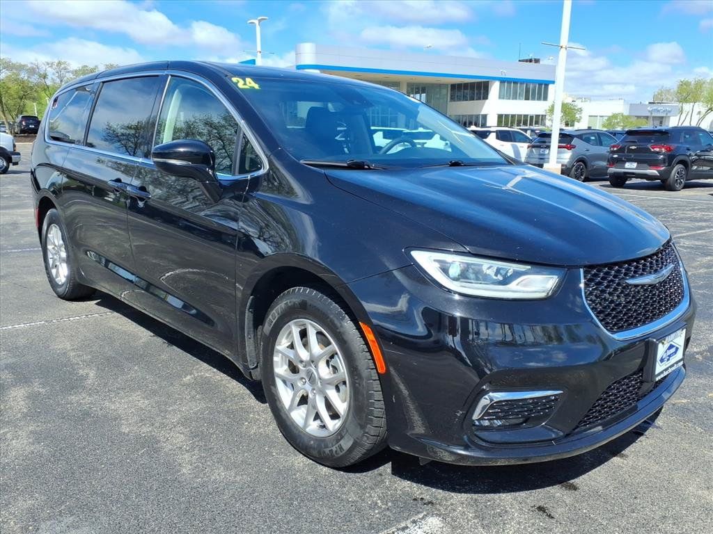 Used 2024 Chrysler Pacifica Touring-L FWD image 1