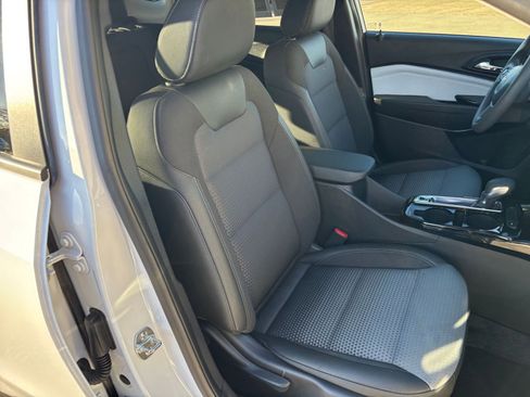 Used 2025 Chevrolet Trax LT image 34