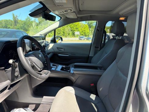 Used 2024 Toyota Sienna Limited AWD/4WD image 19