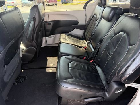 Used 2018 Chrysler Pacifica Touring-L w/ Tire & Wheel Group FWD image 24