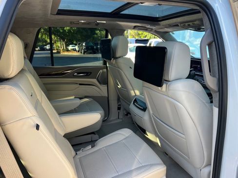 Used 2022 Cadillac Escalade Premium Luxury Platinum w/ Heavy-Duty Trailer Package AWD/4WD image 18