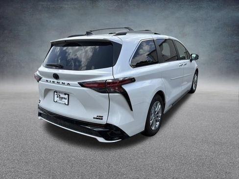 Used 2023 Toyota Sienna XSE AWD/4WD image 4