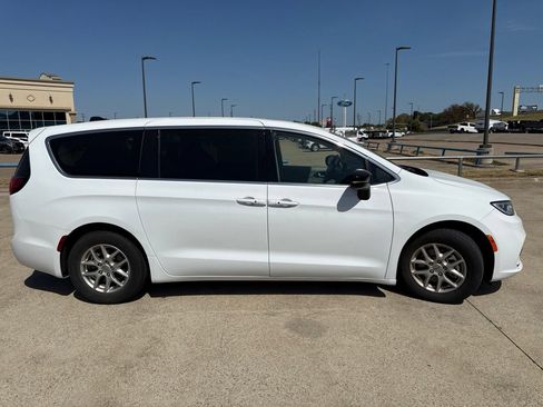 Used 2024 Chrysler Pacifica Touring-L FWD image 17