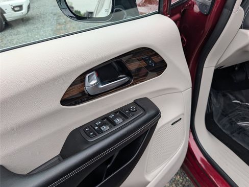 Used 2023 Chrysler Pacifica Limited w/ Uconnect Theater Family Group AWD/4WD image 24