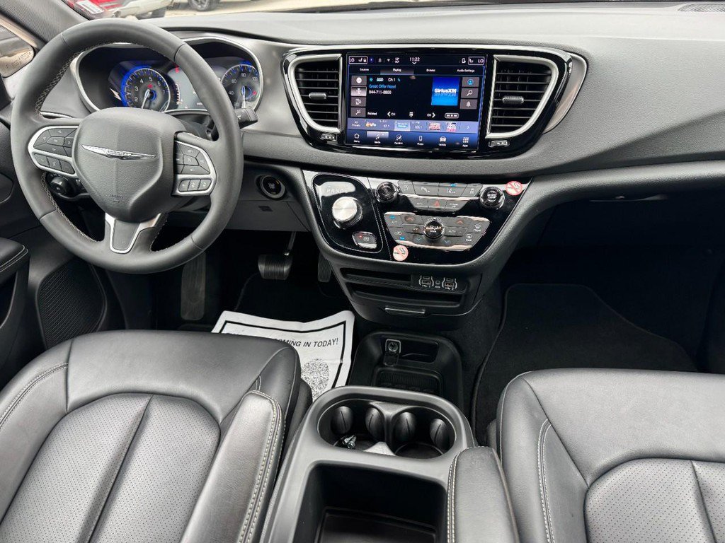 Used 2025 Chrysler Pacifica Select FWD image 15