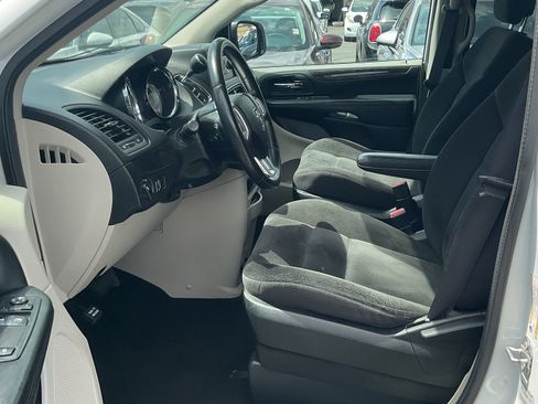 Used 2017 Dodge Grand Caravan SE w/ UConnect Hands-Free Group FWD image 14