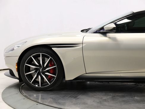 Used 2017 Aston Martin DB11 V12 RWD image 8