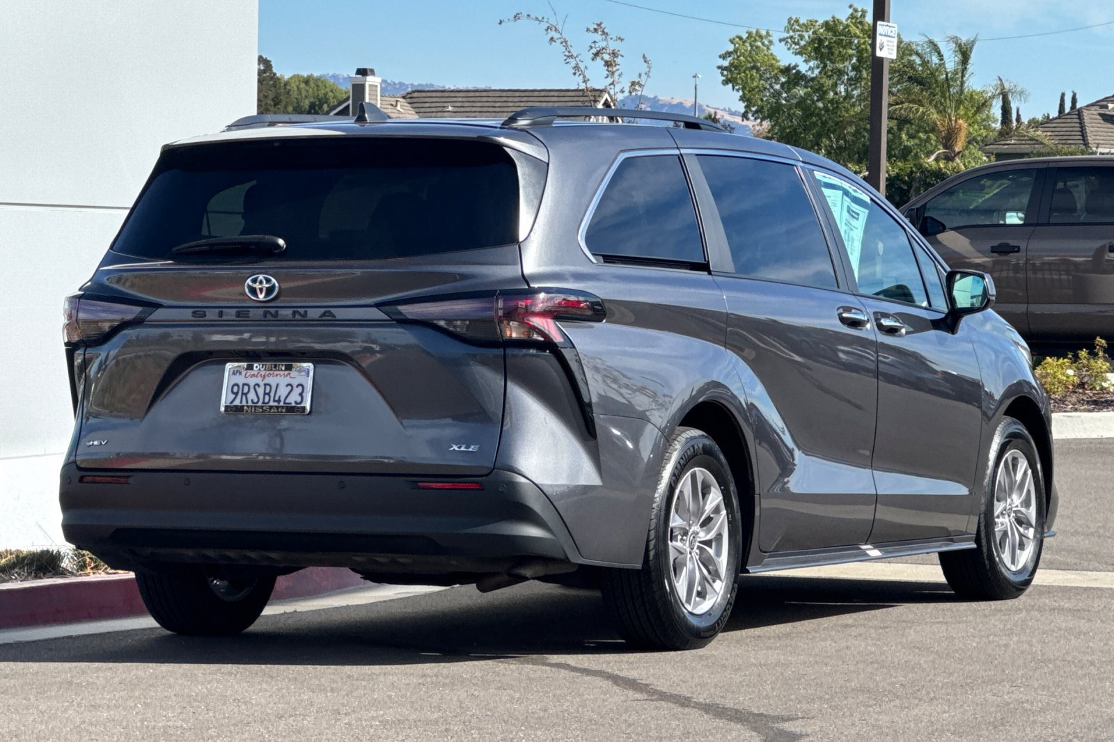 Used 2025 Toyota Sienna XLE FWD image 4