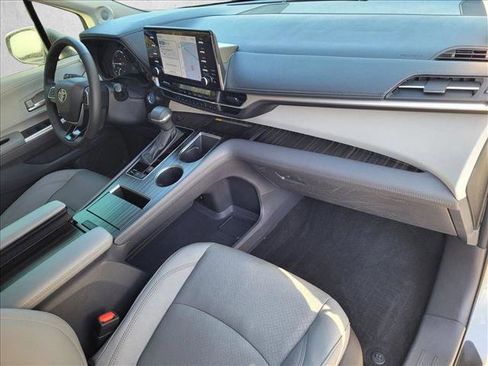 Used 2023 Toyota Sienna Limited image 23