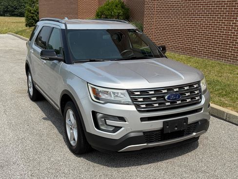 Used 2017 Ford Explorer XLT w/ Equipment Group 202A AWD/4WD image 19