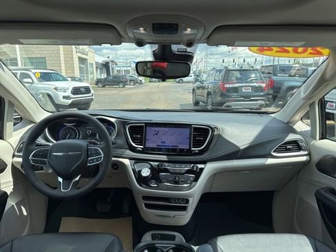 Used 2024 Chrysler Pacifica Touring-L image 27