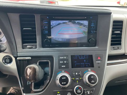 Used 2017 Toyota Sienna XLE Premium FWD image 14