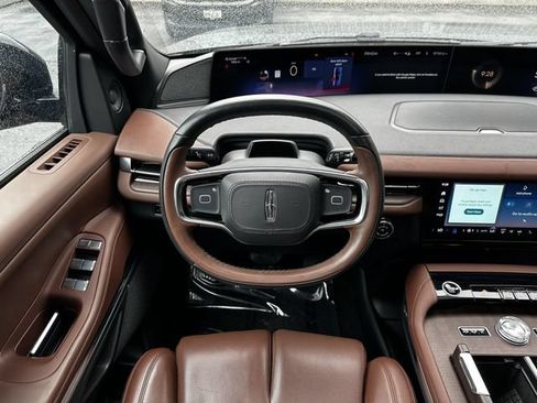Certified 2025 Lincoln Navigator L Reserve AWD/4WD image 14