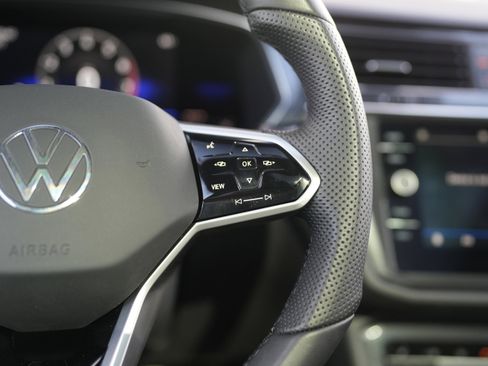 Certified 2022 Volkswagen Tiguan SE R-Line image 21