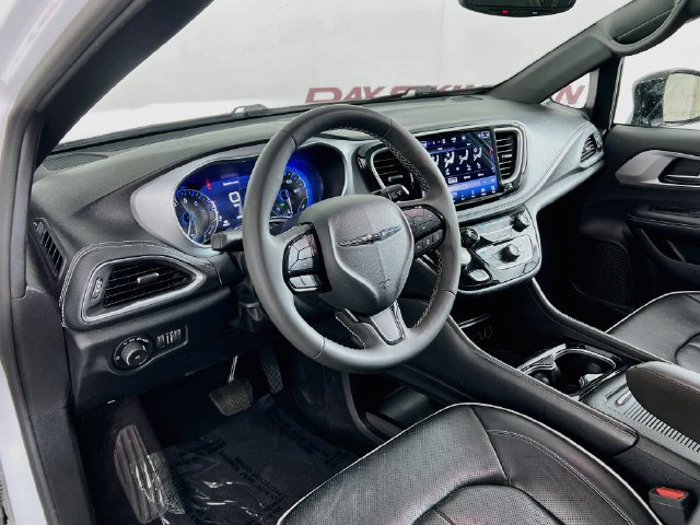 Used 2025 Chrysler Pacifica Limited FWD image 37