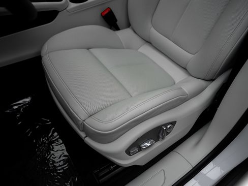 Used 2025 Porsche Macan AWD/4WD image 32