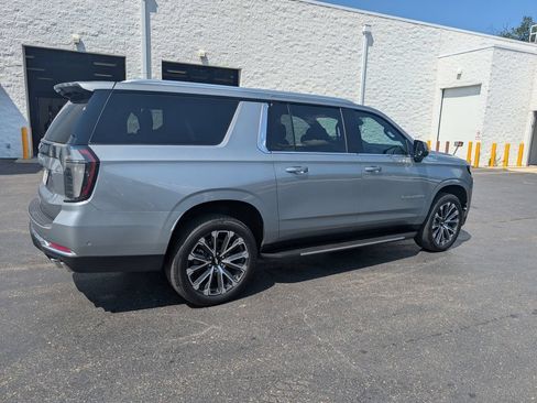 Used 2025 Chevrolet Suburban High Country AWD/4WD image 8