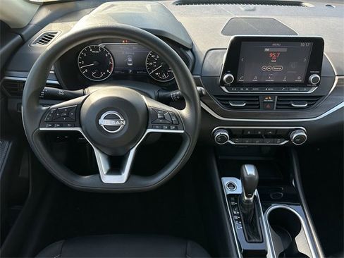 Used 2024 Nissan Altima 2.5 SV image 10