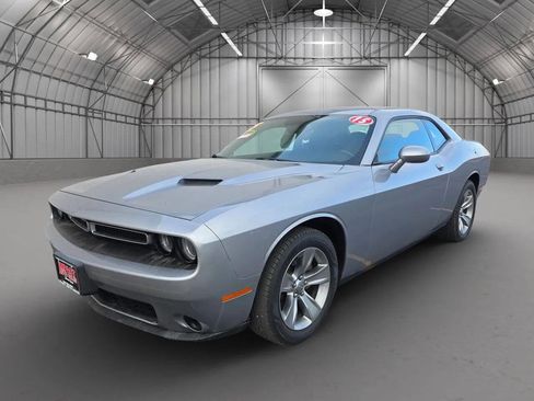 Used 2015 Dodge Challenger SXT image 3