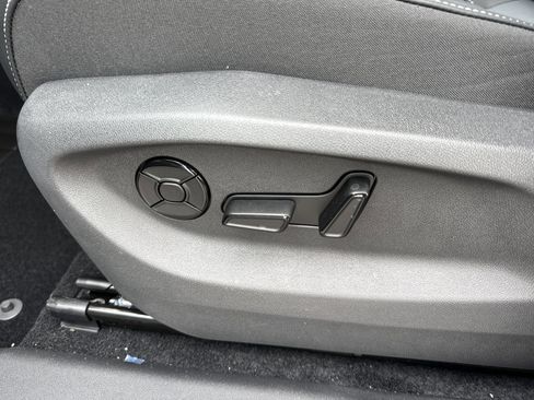 New 2025 Volkswagen Tiguan SE image 11