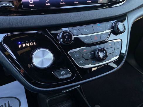 Used 2025 Chrysler Pacifica Select image 16