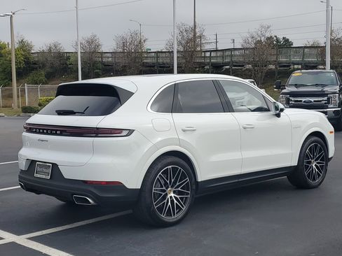 Used 2024 Porsche Cayenne E-Hybrid image 3