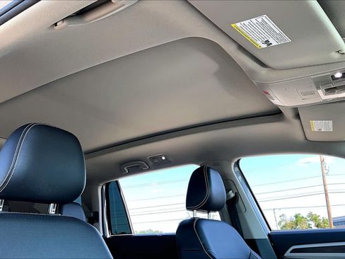 Used 2023 Volkswagen Atlas SE w/ Panoramic Sunroof Package AWD/4WD image 13