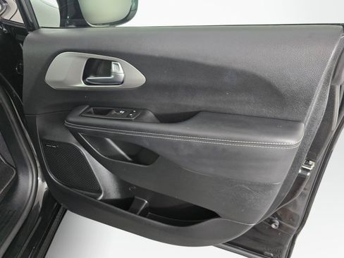 Used 2023 Chrysler Pacifica Limited w/ Uconnect Theater Family Group FWD image 43