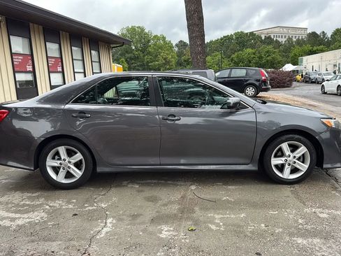 Used 2014 Toyota Camry SE w/ Moonroof Package FWD image 4