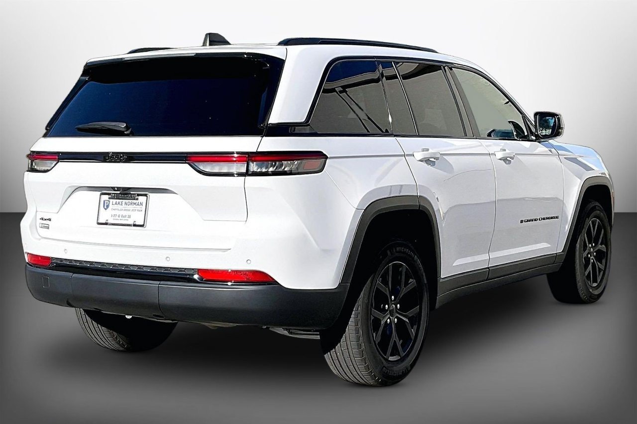 Used 2024 Jeep Grand Cherokee Altitude AWD/4WD image 8