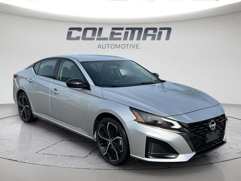 Used 2024 Nissan Altima 2.5 SR FWD image 2