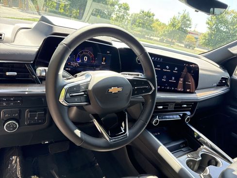 Used 2025 Chevrolet Suburban High Country AWD/4WD image 16