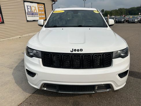 Used 2017 Jeep Grand Cherokee Altitude AWD/4WD image 2