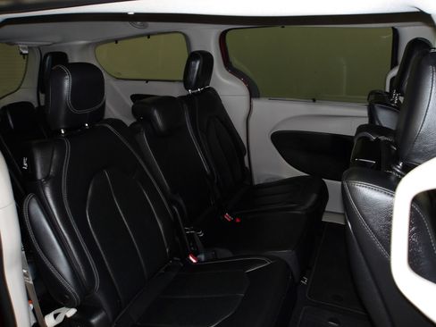 Used 2022 Chrysler Pacifica Touring-L w/ Uconnect Theater Family Group FWD image 18