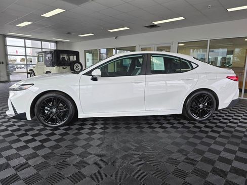 Used 2025 Toyota Camry SE image 6