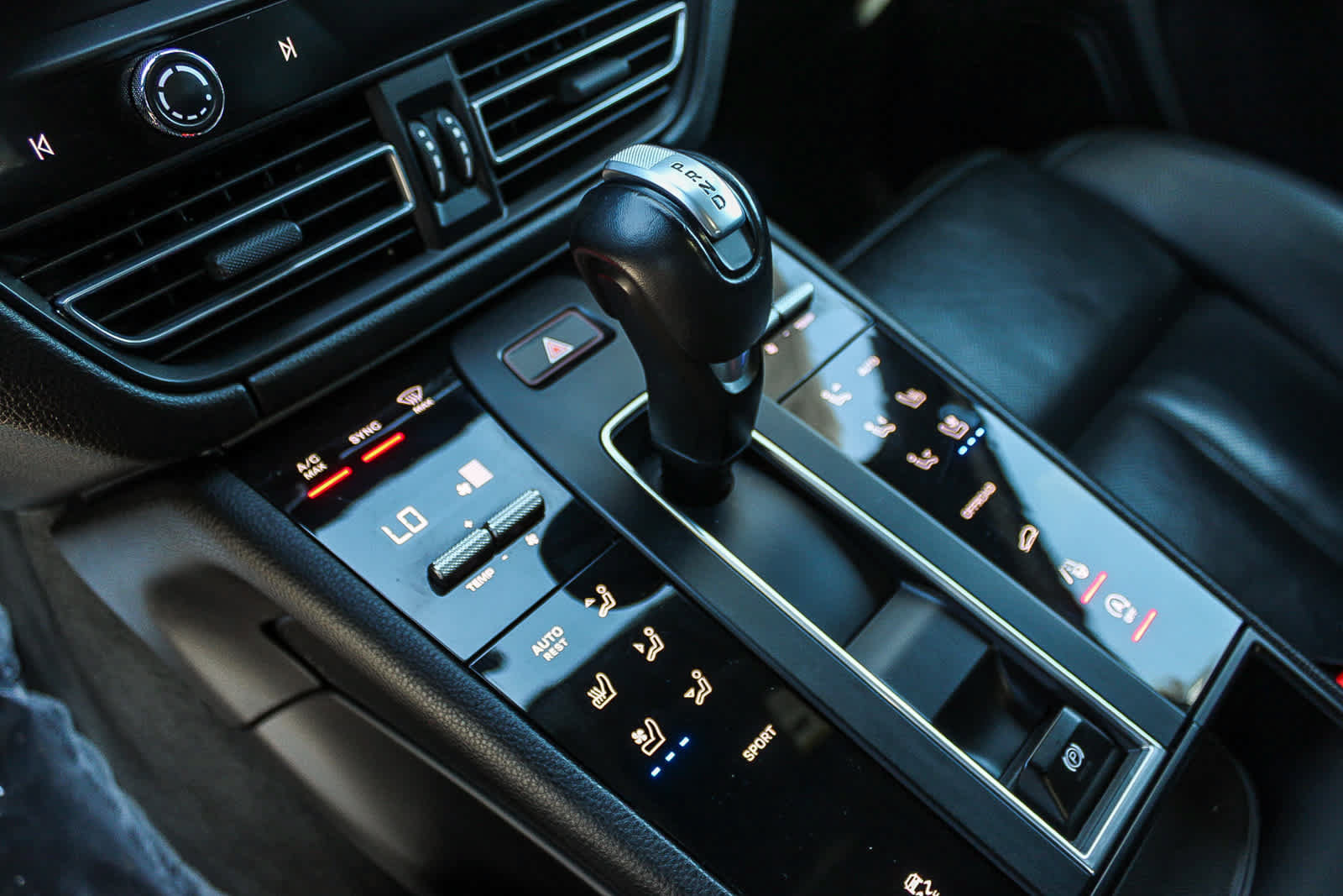 Used 2024 Porsche Macan AWD/4WD image 19