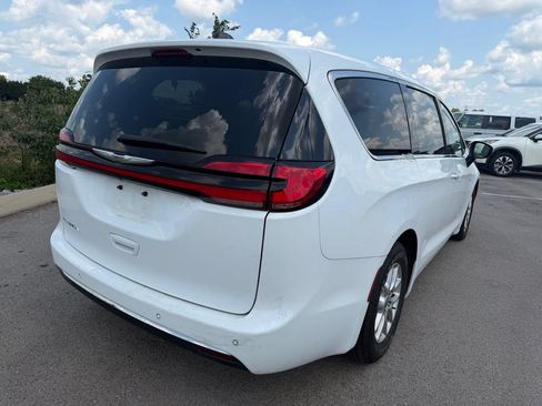 Used 2023 Chrysler Pacifica Touring-L FWD image 19