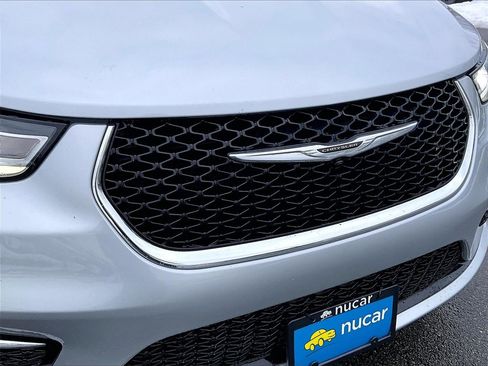 Used 2024 Chrysler Pacifica Touring-L image 27