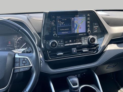 Used 2022 Toyota Highlander XLE AWD/4WD image 6
