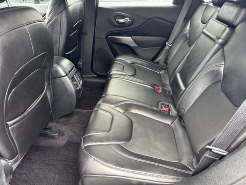 Used 2019 Jeep Cherokee Latitude Plus w/ Cold Weather Group image 18