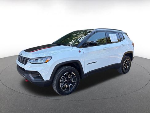 Used 2025 Jeep Compass Trailhawk image 4