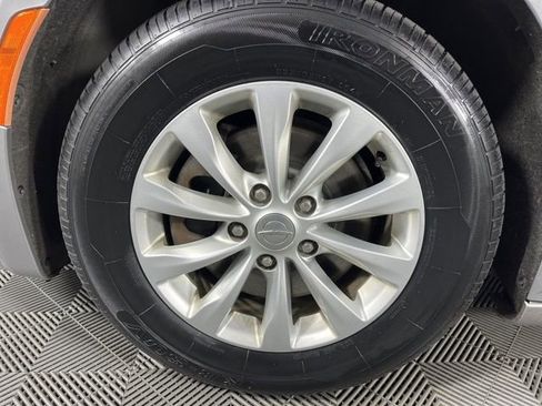 Used 2019 Chrysler Pacifica Touring-L FWD image 12