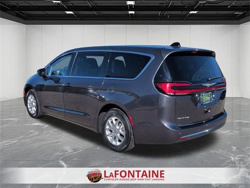 Used 2023 Chrysler Pacifica Touring-L image 3