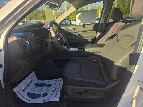 New 2025 Nissan Pathfinder SV w/ Black Appearance Package image 9